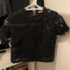 Spets tröja - Fin spets tröja ifrån Zara. Passar vid festliga tillfällen! Den är i bra skick (inga defekter). Lite som en magtröja!