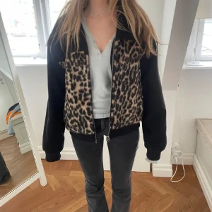 Leopardmönstrad jacka - Så snygg jacka i storlek M🩷🩷fuskpäls och fleece!!