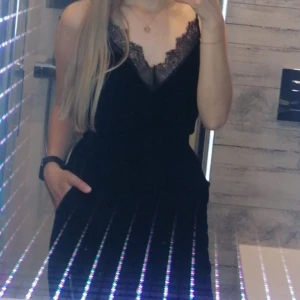 Jumpsuit - En svart, velour jumpsuit. Den har två fickor. Storlek S. Använd fåtal gånger. Perfekt för jul och nyår.