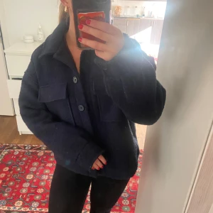 LeGer marinblå jacka  - Marinblå kortare kappa från märket LeGer (Lena Gercke). Köptes för 1100kr. Endast använd fåtal gånger under en höst, bra skick! 