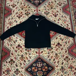 Svarr Weekday quarter-zip. Bra skick. Tröjans storlek är XS men den är absolut inte XS. Jag är M och den passar mig inte perfekt. Den är lång i armarna och bara genuint stor. Skulle säga att M, L, XL skulle kunna passa i tröjan.