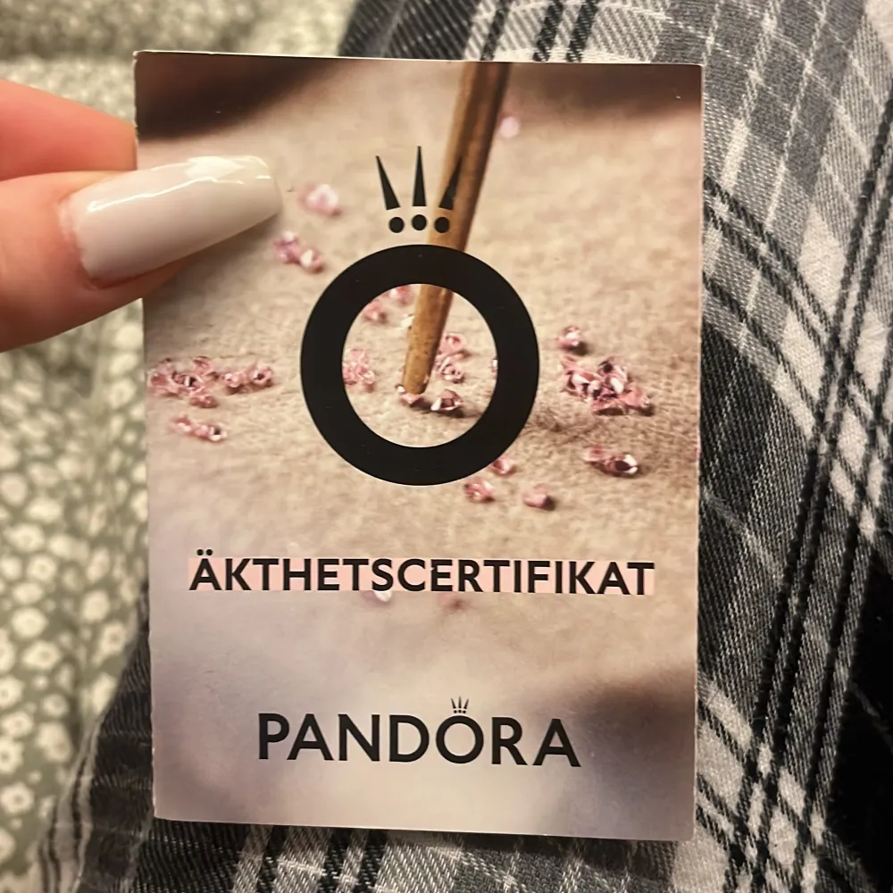 Hej jag vill sälja min Pandora ring den e i måttet 52 och det finns med äkthetscertifikat. Accessoarer.