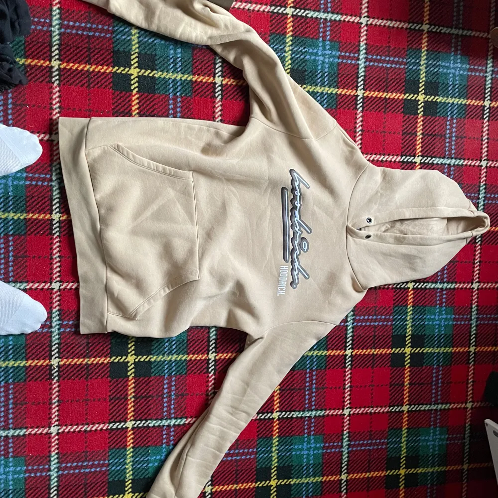 En hoodrich hoodie. beige färg riktigt skön färg och riktigt skön hoodie. Den är S men passar M lika bra. sitter perfekt i armarna.. Hoodies.