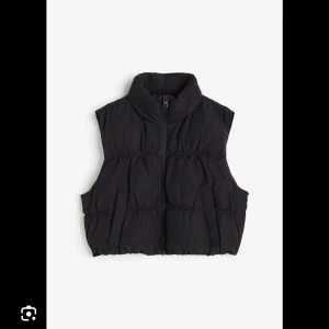 Hm väst - jag köpte västen på Hm för 199 kr men jag säljer den eftersom jag inte använder den längre