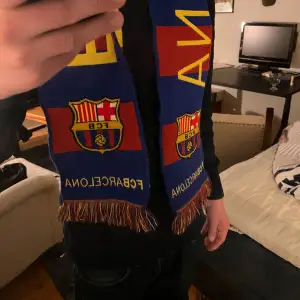 En cool barcelona halsduk som är köpt i Spanien! 🇪🇸 