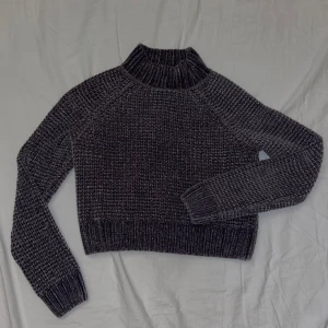 Mörkgrå stickad polotröja - Säljer en supermysig mörkgrå stickad polotröja. Den är croppad och har långa ärmar, perfekt för höst och vinter. Passar perfekt till både jeans och kjol. Perfekt för att hålla sig varm och stilren! 🖤