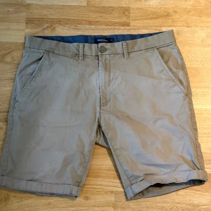 Dressman Chinoshorts beige - Chinoshorts i använt skick, lite solblekta så man behöver ha shortsen uppvikta som på bilden - XL