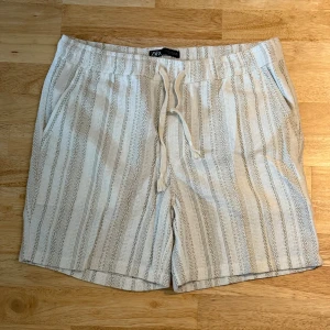 Zara shorts randiga nyskick - Zara shorts randiga - L, nyskick!