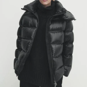 Svart pufferjacka - SÖKER! Söker denna jackan från massimo dutti i svart, i xs om du säljer denna får du gärna höra av dig och säga vad du vill ha för den💕