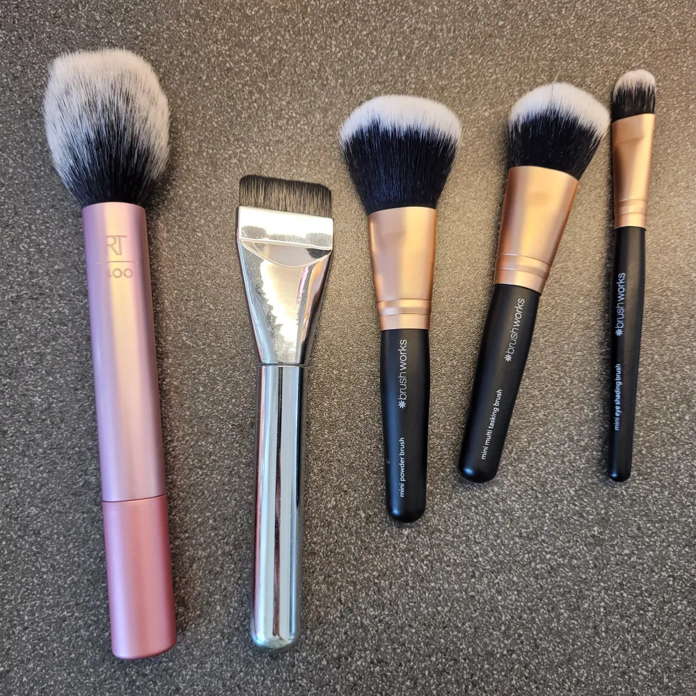 5 st sminkborstar säljes.  Real Techniques 400 Blush Brush.  Brush Works: Mini eyeshadow brush, Mini multi talking brush samt Mini powder brush. Vanlig foundation applikator med platt huvud. Viral på Tiktok  Perfekt för resan!. Skönhet.