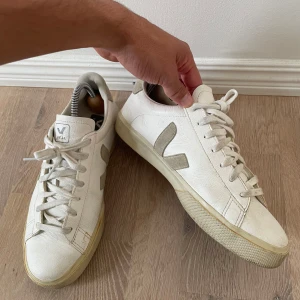 Veja skor  - Nu har vi börjat med några sjuka Deals‼️här på AzeyShop. Första plagget är Veja skor fint skick! Använd gärna köp nu knapp. ✅Vid frågor är det bara att skriva 