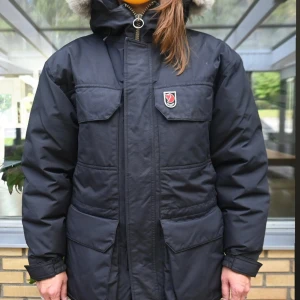 Fjällräven Polar - Fjällräven Polar strl. XXS (personen på bilden är 170 cm & väger 65 kg). Fint skick - sparsamt använd 11 fickor Fodrad huva