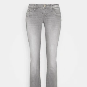 Valerie ltb jeans - Säljer dessa snygga jeans då de är för stora för mig, säljaren innan har sytt på en extra knapp men det syns inte om man har de på. Det finns inga defekter, pris kan diskuteras!