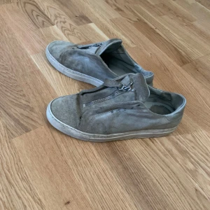 Axel arigatos skor - Hej säljer mina Axel arigato skor därför jag inte använder dom längre. Skick 8/10. Original box finns. Priset kan diskuteras vid snabb affär