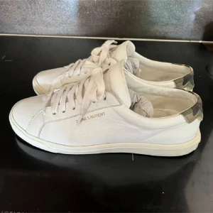 Saint Laurent Leather sneakers  - Storlek 39,5 men passar även 41-42. Priset är inte hugget i sten. Hör av vid frågor och funderingar!