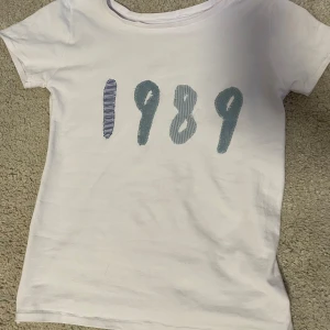 1989 baby tee - En Taylor Swift inspirerad T-shirt som jag har sytt helt själv. Allt på hela T-shirten har jag gjort själv och det tog mig 4-5+ timmar. 