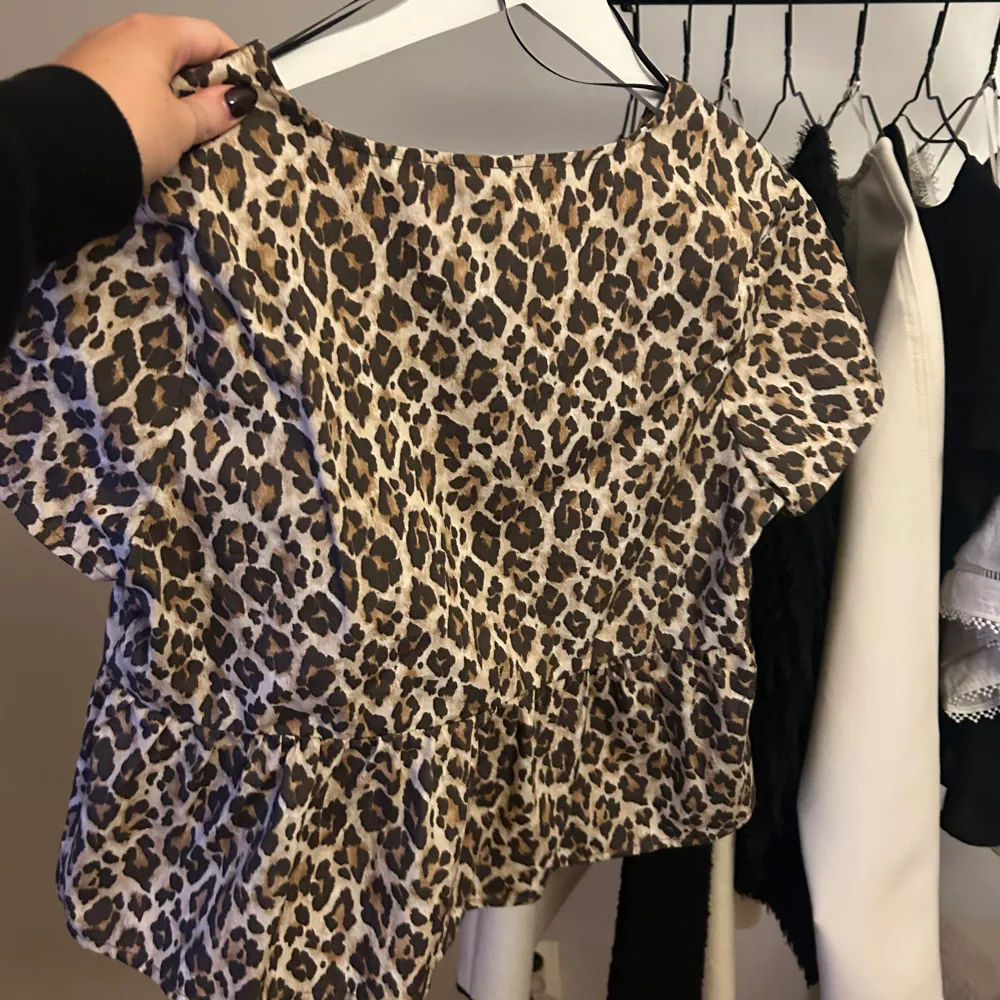 Leopard blus från Gina Tricot, i storlek XS. Använd 1-2 gånger bara!🐆. Blusar.