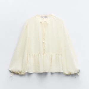 Vit blus🙌🏻 - En vit blus från zara. Köpte den i somras för 379kr men säljer då den inte kommer till användning.