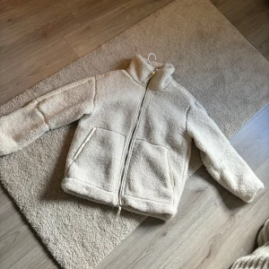 Teddy jacka hm - Helt ny dock ingen prislapp! 