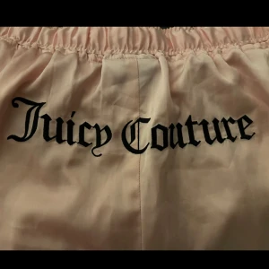 Juicy couture silke pyjamas byxor - Nyskick säljer pga jag inte andvänder de Storlek S men passar som M Köpt för 700kr 