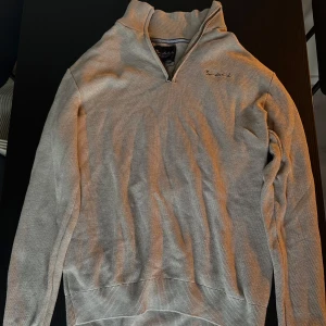 Bondelid Half-Zip  - 🤍Snygg och stilren Bondelid Half-Zip tröja🤍 Väldigt sparsamt använd (nyligen köpt), Nypris: 700kr, Storlek: M, Stryks innan vi skickar den