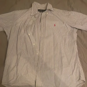 Ralph Lauren Skjorta - Säljer nu denna ralph lauren skjorta då den inte passar mig, bra skick och knappt använd!