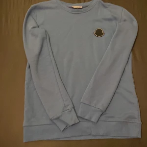Moncler tröja - En ljus blå moncler tröja i storlek M. Använd ett par gånger men inga tecken på att den är använd. Kostar 5k egentligen. Säljer då jag bytt stil. postar samma dag som någon köper. Priset kan diskuteras. Skriv till mig för mer info.