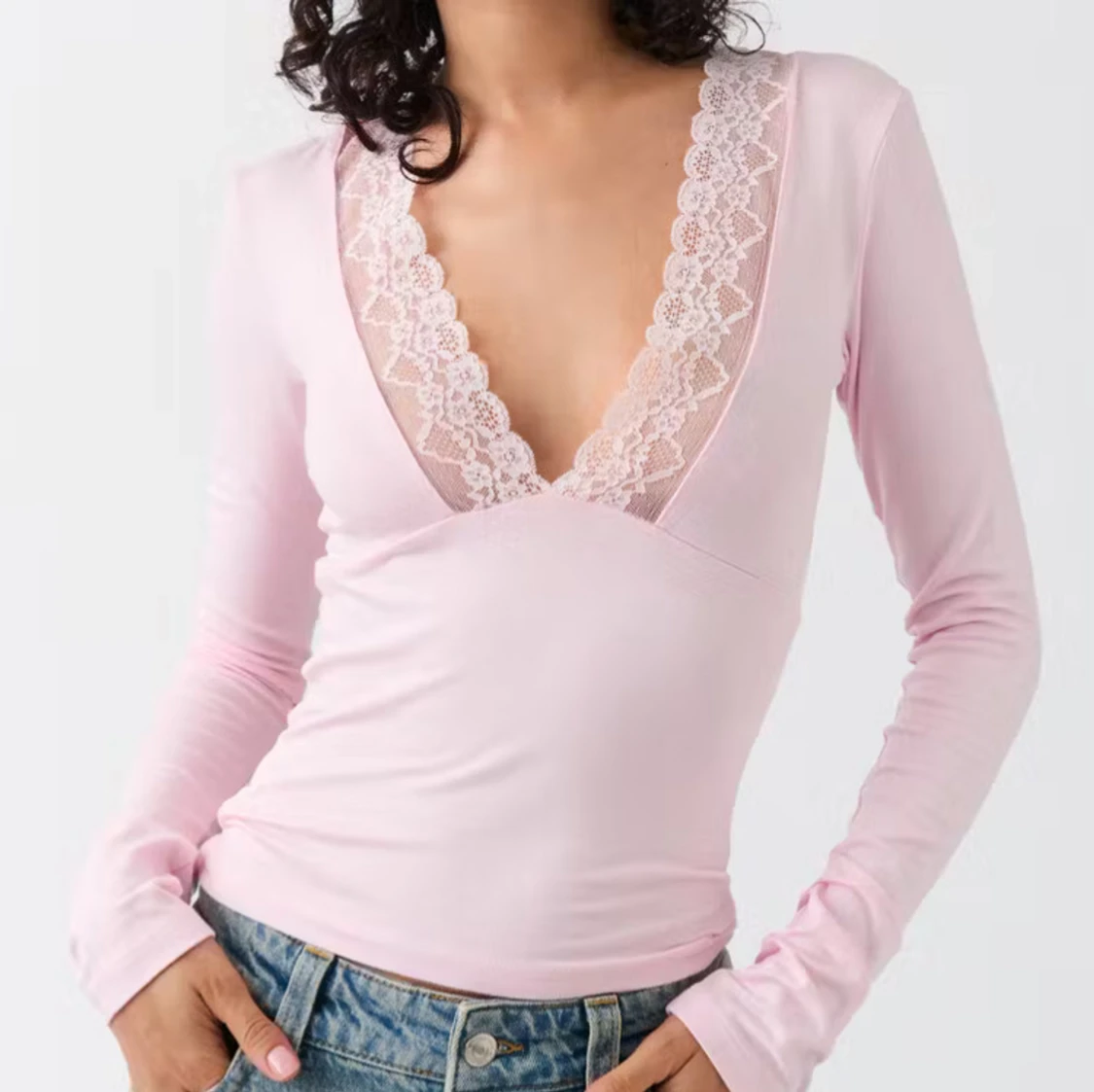 Rosa långärmad topp med spetsdetaljer