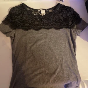 Tröja med spets  - Säljer min tröja från hm som köptes men har alrid kunnat använda ☺️🤗🩷