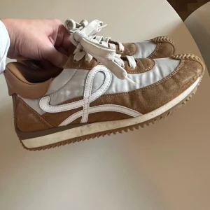 Loewe Flow Runner Sneaker - Väldigt fint skick, kommer med dustbag. Nypris är 8000 sek