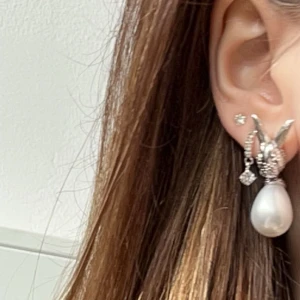 Snygga örhängen  - Säljer de här snygga silvriga "Hare Chic Örhängen" från Ioaku som är helt oanvända och i bra skick💞Bilderna är från Ioakus hemsida förutom den sista!