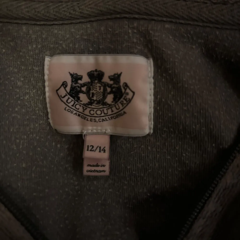 Säljer en super snygg Juicy couture tröja. Tröjan börjar bli lite urtvättad men annars jätte fin hittar inget hål eller fläck eller nått sånt. Tröjan har det klassiska Juicy Couture-märket. ( xs - s ) den är grön, kan skicka närmare bilder på färgen🩷. Takit.