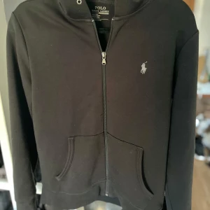 Ralph lauren zip hoodie - Säljer denna feta zip hoodien från Ralph lauren.  Skick 8/10