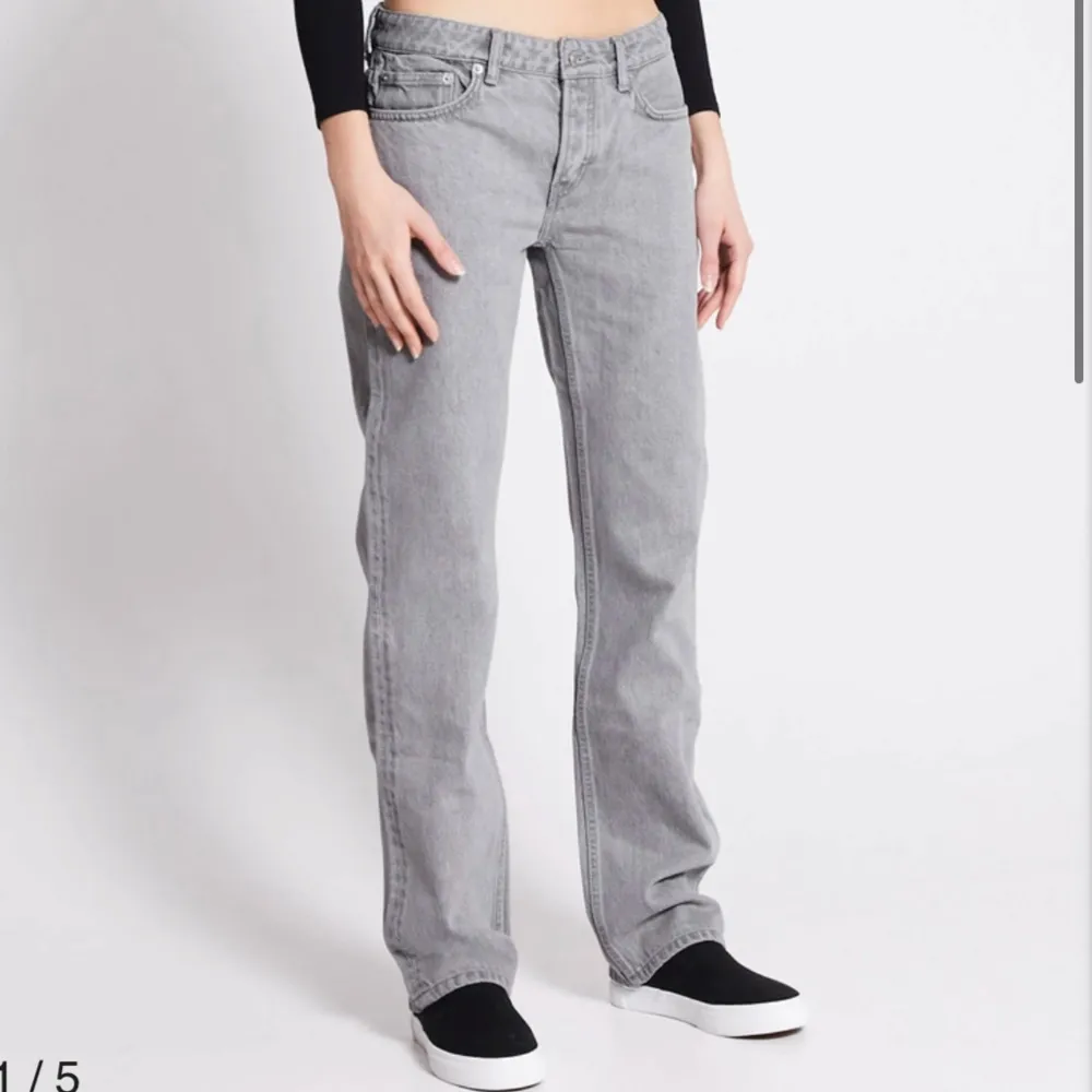 Jätte fina gråa jeans från laget 157. De är super fina men efter att jag köpte de tyckte jag inte att de satt så bra på mig🩶Säkjer för halva priset, helt oanvända med lappen o allt kvar.. Jeans & Byxor.