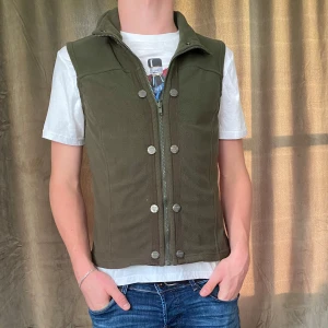 Fleeceväst  - Tja!  Säljer denna snygga olivgrön fleeceväst som är perfekt nu till hösten! Storleken är M men den sitter som S. Vid minsta fråga eller fundering hör av er 🤝
