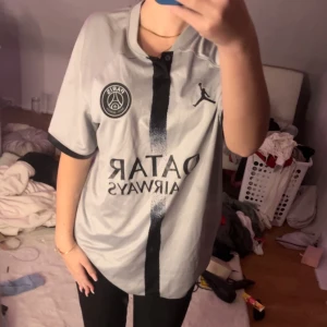 PSG fotbolls tröja  - Kommer ej till användning har använts 2 gånger🩶 jätte fin men tycker ej att den passar mig🩶 