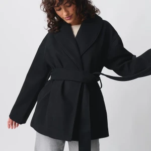 Svart kappa - Säljer min super fina kappa från ginatricot i storlek small,skick cirka 7/10 och nypriset är 699 