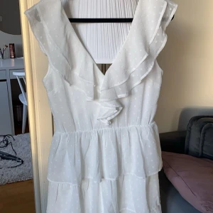 Sommarklänning - Fin vit klänning till sommaren. Aldrig använd och inga defekter. Storlek 36💕