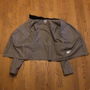 Hm kofta - Hm kofta som jag köpte ganska länge sen, aldrig använd och i väldigt gott skick, säljer den pga att jag tycker att det har en konstig passform.