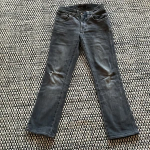Nudie jeans - Dessa schyssta nudie jeans i storlek w26 är riktigt feta enligt mig🙌