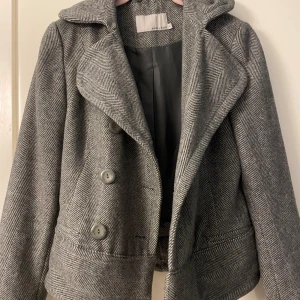 Kappa - Säljer den här jättefina kappan! Perfekt nu till hösten, skriv för fler frågor🤍