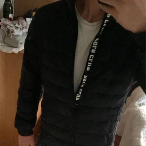  Polo Club jacka - Säljer en snygg svart jacka från Polo Club. Den har en dragkedja framtill och är perfekt för höst och vår. Jackan är i bra skick och har en stilren design med långärmade ärmar. Perfekt för dig som vill ha en stilren look! Storlek 36 sitter som S