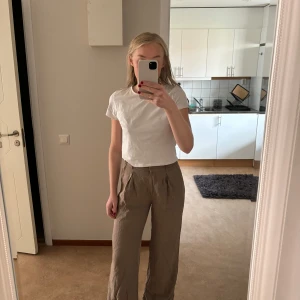 Beiga kostymbyxor - Beiga kostymbyxor från madlady Storlek: 36/tall, normal i storlek Endast använda en gång