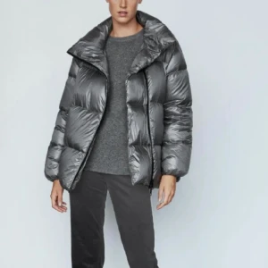 Massimo dutti jacka - Säljer denna Massimo dutti jacka i grå. Super snygg och perfekt till höst och vinter. Helt slutsåld nypris 2500kr?