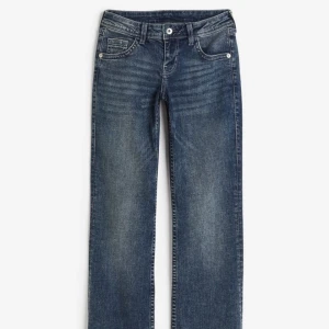 Lågmidjade Jeans - Lågmidjade jeans från Hm. Jeansen är oanvända och kommer tyvär inte till användning på grund av att de är för stora☺️