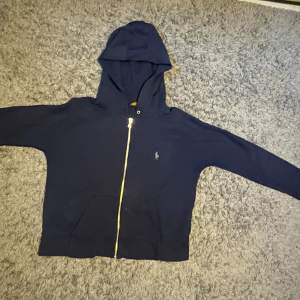 Ralph Lauren hoodie. Använd hyfsat många gånger, bra skick. Storlek s barn /155-160