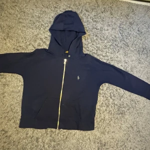 Ralph Lauren hoodie  - Ralph Lauren hoodie. Använd hyfsat många gånger, bra skick. Storlek s barn /155-160
