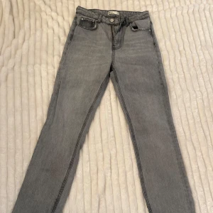 Grå jeans från G Perfect Jeans - Säljer ett par snygga grå jeans från G Perfect Jeans i storlek 34. De har en klassisk femficksdesign med en knapp och dragkedja framtill. Jeansen har en slim passform och är perfekta för både vardag och fest. De är i bra skick och redo för en ny ägare!