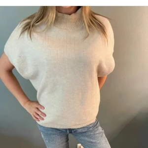 Stickad tröja  - Säljer min stickade tröja från Kappahl i svart, alla storlekar är slut och har knappt använt tröjan❤️ priset kan diskuteras 