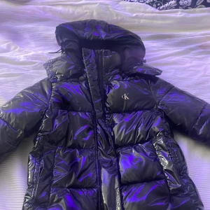 Ck jacka  - Hej! Jag säljer min Calvin klein som är i mycket bra skick och knappst använd. Den är i storlek xs och skulle säga att den passar en om man är en xxs i storleken också.vid mer bilder o frågor hör av er 